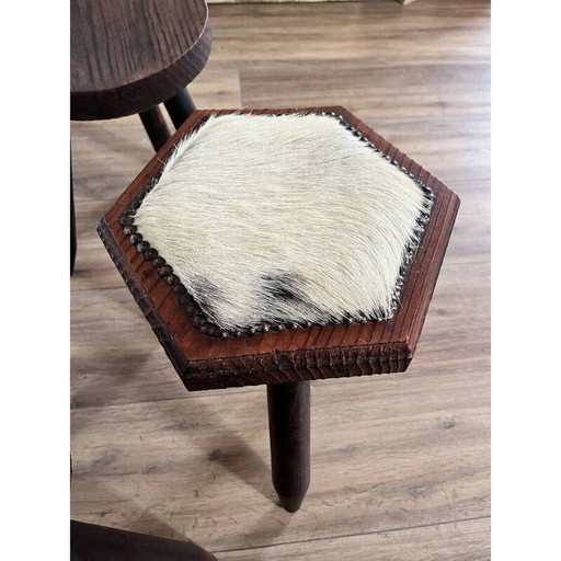 Satz von 4 dreibeinigen Hockern im Vintage-Stil mit Kuhfellbezug