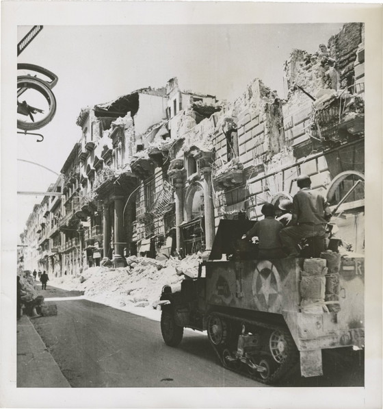 Image 1 of Robert Capa Ruinen von Palermo, 13. August 1943 Silbergelatine Druck