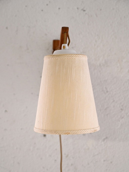 Vintage Wandlampe mit ausziehbarem Holzarm und konischem Stoffschirm