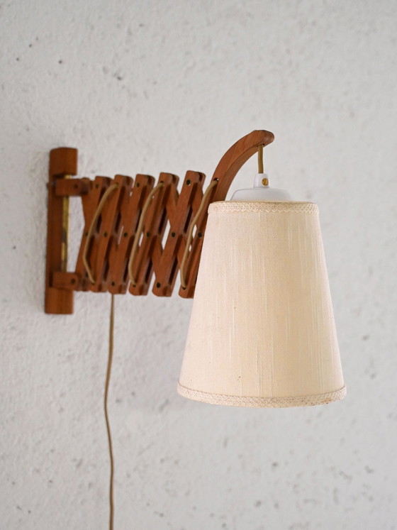 Image 1 of Vintage Wandlampe mit ausziehbarem Holzarm und konischem Stoffschirm