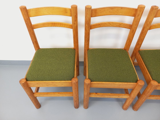 Image 1 of Vintage 4-Stühle-Suite aus Kiefernholz und khakigrünem Bouclé-Stoff aus den 70er Jahren