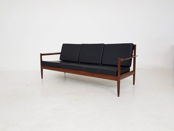 Image 1 of Sofa aus Palisanderholz mit schwarzem Vinylbezug