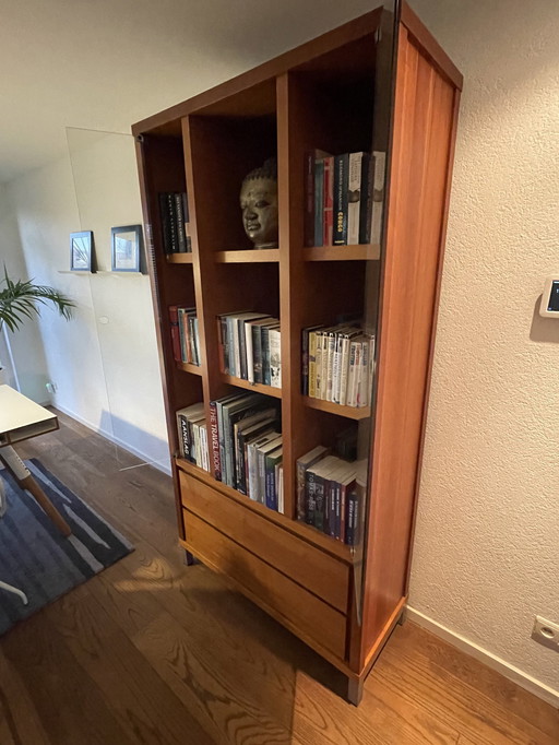 Sideboard und Bücherregal