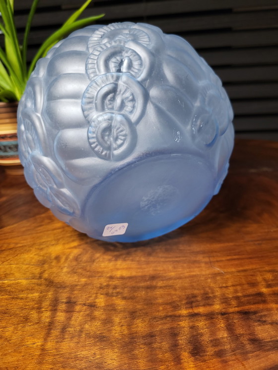 Image 1 of Art-déco-Vase aus mattblauem Pressglas mit floralem Dekor und Wellenmuster, Frankreich, 1930er Jahre