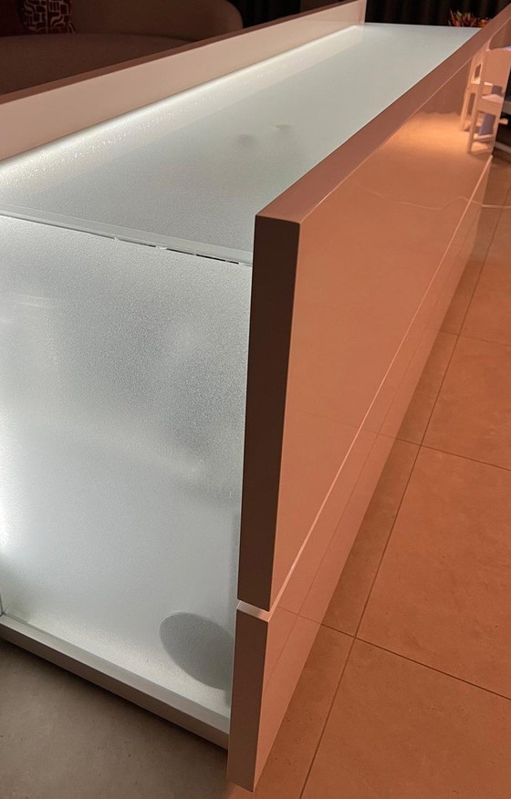 Image 1 of Sideboard Raumteiler Korpus gehärtetes Glas mit hochglanzlackierter weißer Oberfläche