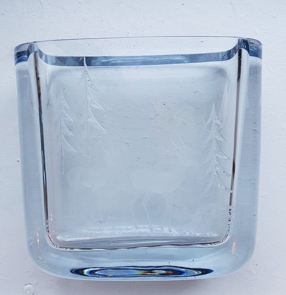 Image 1 of Schwedische eisblaue Glasvase mit geätztem Waldmotiv