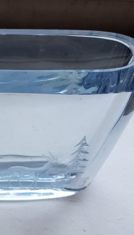 Image 1 of Schwedische eisblaue Glasvase mit geätztem Waldmotiv