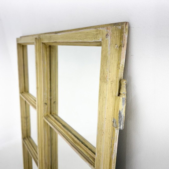 Image 1 of Ein altes Holzfenster, das in einen Spiegel verwandelt wurde