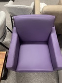Stilvoller Sessel aus lila Leder