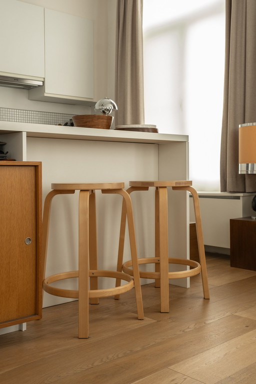 2x Artek 64 Hocker