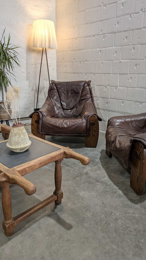 2 brutalistische Sitze Eiche & Leder