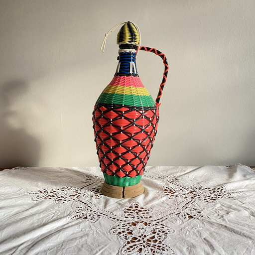 Alte Glasflasche und Scoubidou Vintage Kunststoffgeflecht