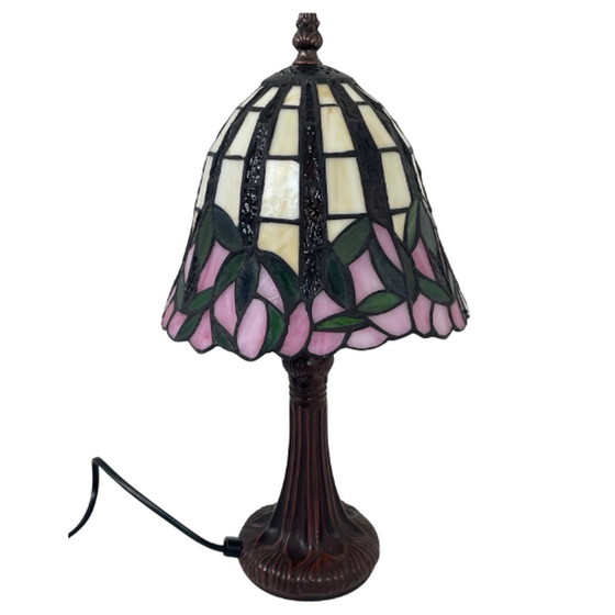 Image 1 of Tischlampe im Tiffany-Stil - Buntglasschirm und dekorativer Sockel - ca. 1980er Jahre (keine Risse)