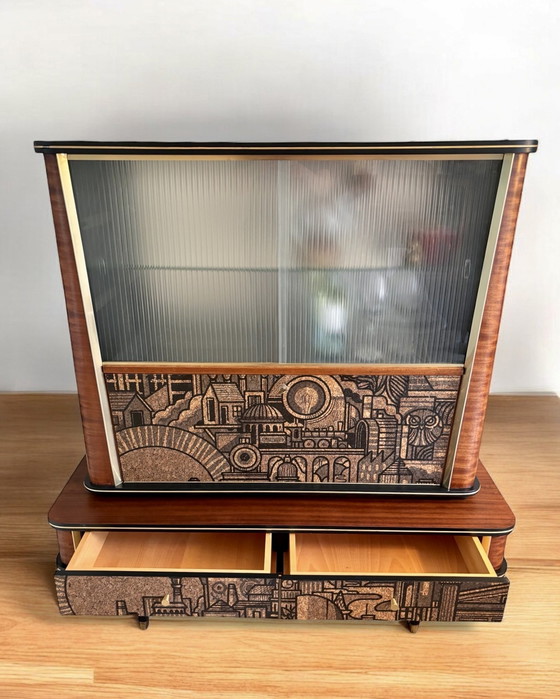 Image 1 of Vintage Mid Century Modern Getränkeschrank mit Vitrine mit 'Hit The North' Korkdruck