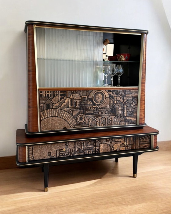 Image 1 of Vintage Mid Century Modern Getränkeschrank mit Vitrine mit 'Hit The North' Korkdruck