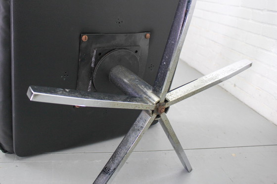 Image 1 of DS231 James Bond Drehstuhl mit hoher Rückenlehne und passender Ottomane von de Sede Schweiz