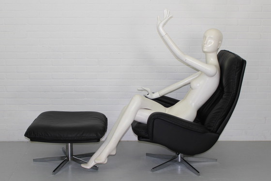 Image 1 of DS231 James Bond Drehstuhl mit hoher Rückenlehne und passender Ottomane von de Sede Schweiz