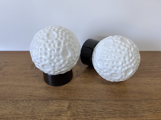 Image 1 of 2X Mid Century Weißglas-Deckenleuchte 'Moon' Space Age