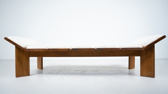 Image 1 of Zeitgenössisches italienisches Daybed, weißer Boucle-Stoff und Holz