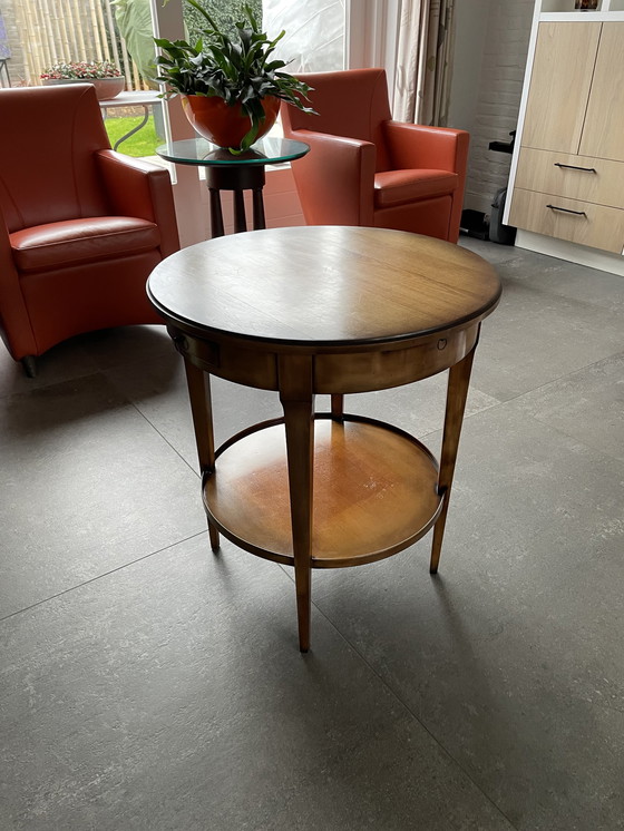 Image 1 of Klassischer Beistelltisch