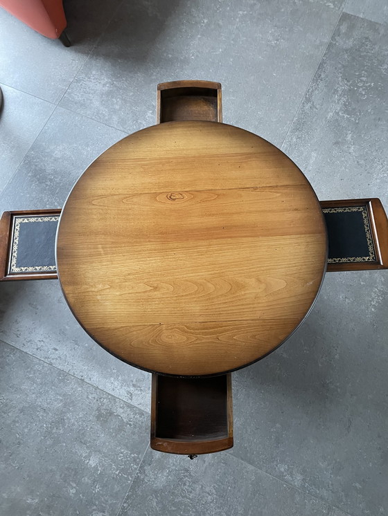 Image 1 of Klassischer Beistelltisch