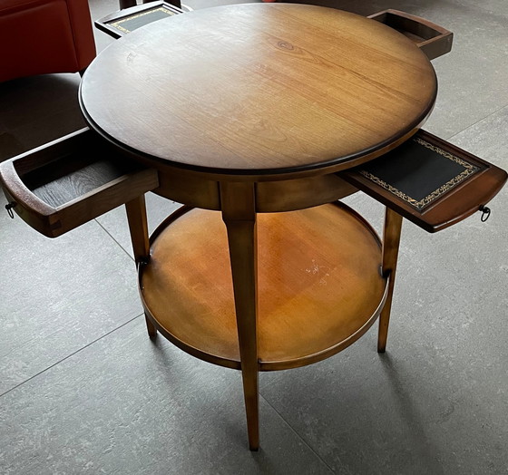 Image 1 of Klassischer Beistelltisch