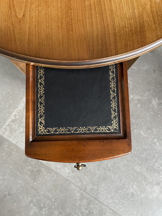 Image 1 of Klassischer Beistelltisch