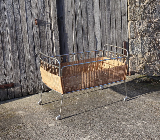 Image 1 of Französische Mid Century Krippe - Vintage mobile Krippe aus Rattan und Chrom 60S
