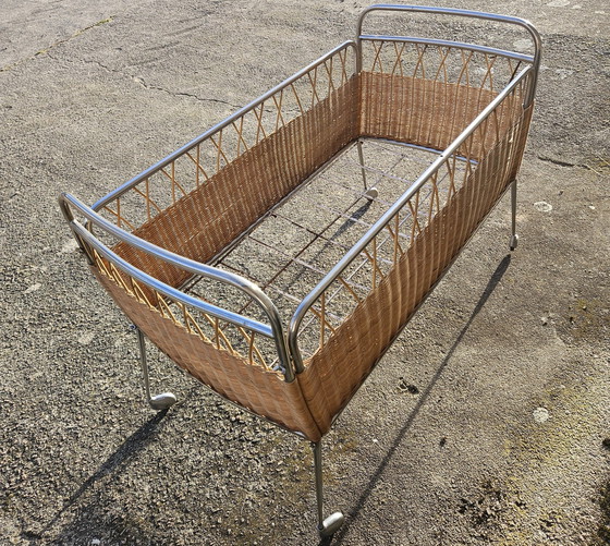 Image 1 of Französische Mid Century Krippe - Vintage mobile Krippe aus Rattan und Chrom 60S