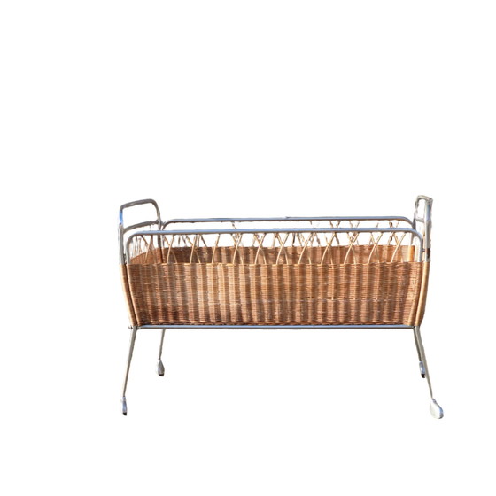 Image 1 of Französische Mid Century Krippe - Vintage mobile Krippe aus Rattan und Chrom 60S