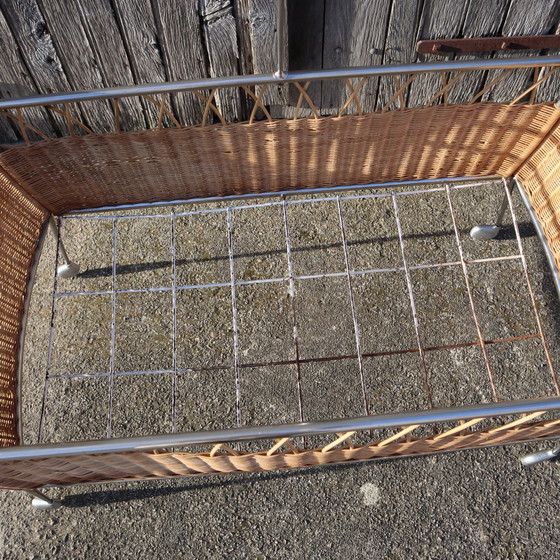 Image 1 of Französische Mid Century Krippe - Vintage mobile Krippe aus Rattan und Chrom 60S