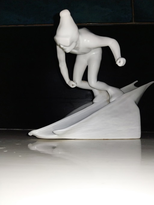 Porzellan -Skifahrer von Royal Dux. (Pole fehlen)