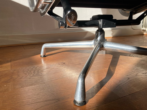Image 1 of VITRA EA124 Eames-Loungesessel