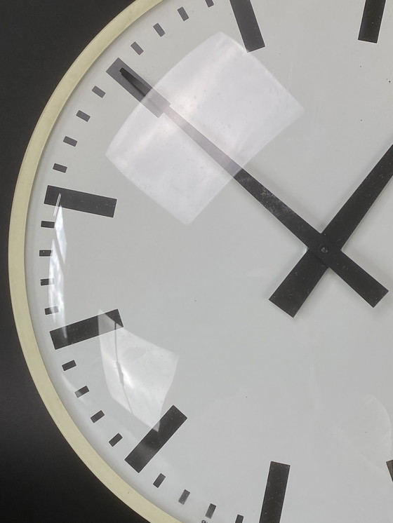 Image 1 of Wanduhr im Schweizer Industriedesign