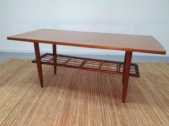 Image 1 of Mid Century Couchtisch. Tisch mit geflochtenem Rattan.