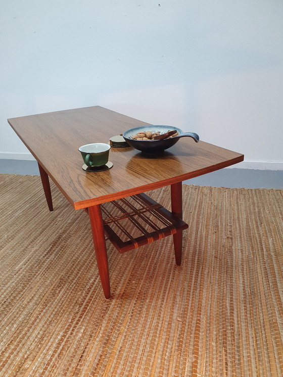 Image 1 of Mid Century Couchtisch. Tisch mit geflochtenem Rattan.