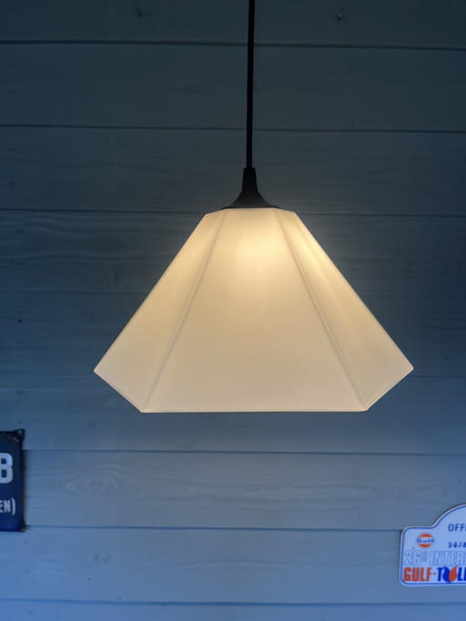 Vintage Mid Century Pyramide Pendelleuchte aus weißem Milchglas
