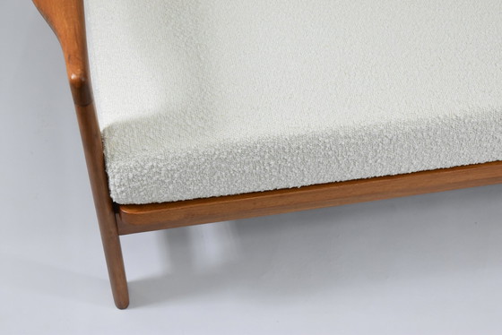 Image 1 of Skandinavisches Zweisitzer-Sofa, 60'S-Stil, Teakholz & weißer Bouclé