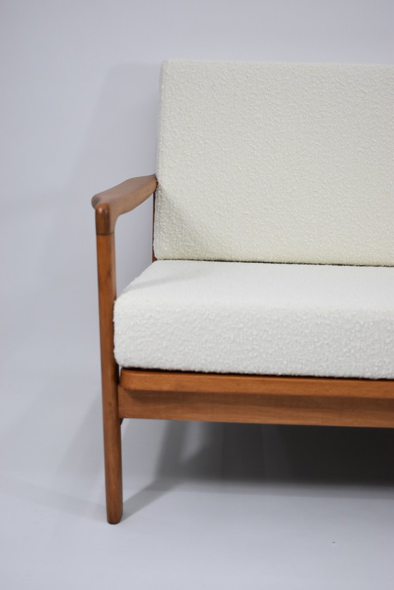 Image 1 of Skandinavisches Zweisitzer-Sofa, 60'S-Stil, Teakholz & weißer Bouclé