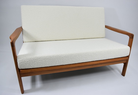 Image 1 of Skandinavisches Zweisitzer-Sofa, 60'S-Stil, Teakholz & weißer Bouclé