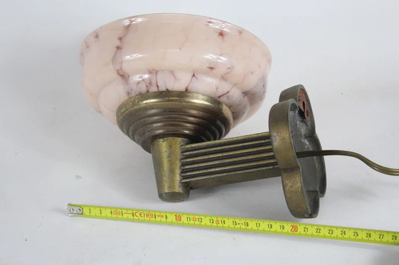 Image 1 of Art Deco - Wandleuchte mit Marmor wie rosa Glas - Messingsockel