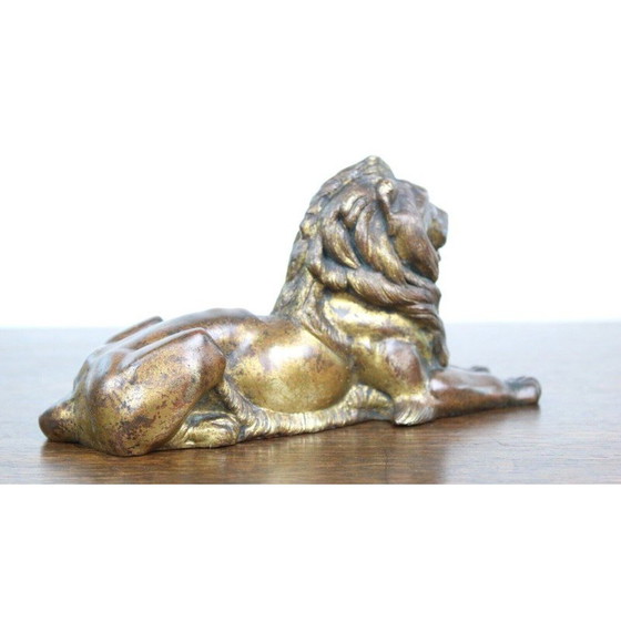 Image 1 of Alter liegender Löwe aus goldenem Gusseisen