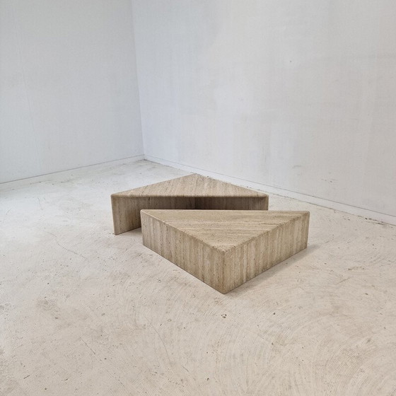 Image 1 of Ein Paar dreieckige Couchtische aus Travertin von Up et Up, Italien 1980
