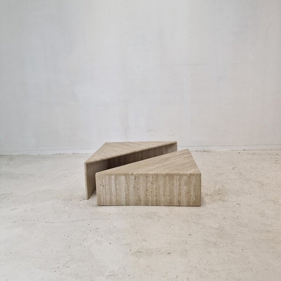 Image 1 of Ein Paar dreieckige Couchtische aus Travertin von Up et Up, Italien 1980