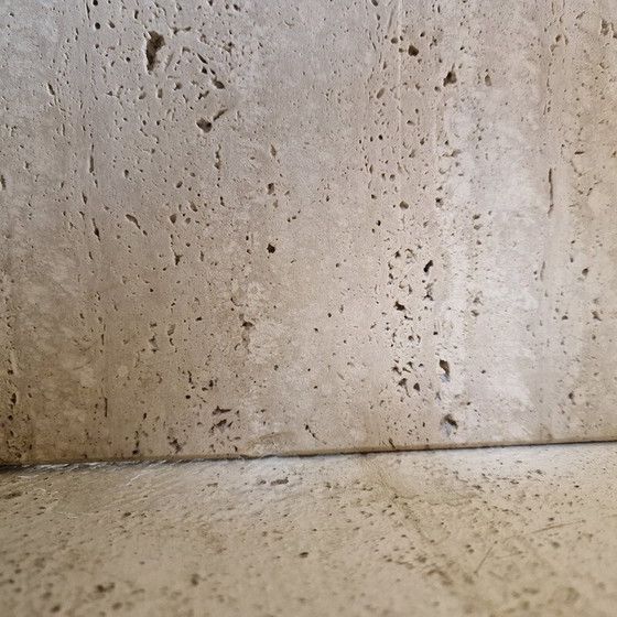 Image 1 of Ein Paar dreieckige Couchtische aus Travertin von Up et Up, Italien 1980