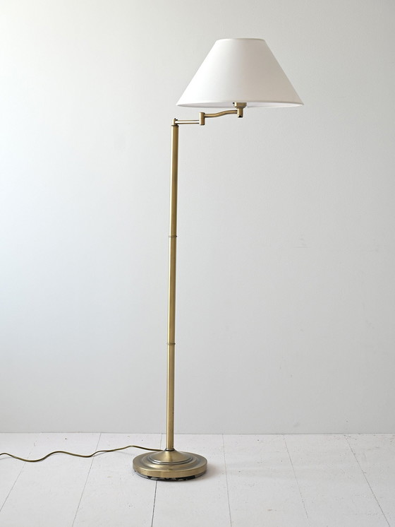 Image 1 of Skandinavische goldene Stehlampe mit weißem Stoffschirm - Elegantes Mid-Century Design