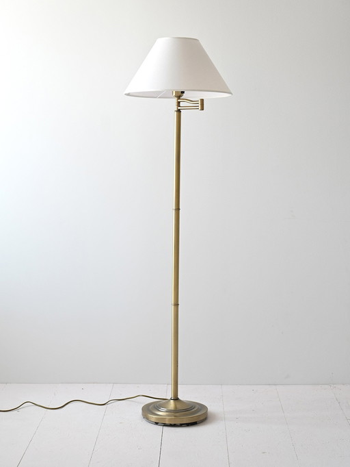 Skandinavische goldene Stehlampe mit weißem Stoffschirm - Elegantes Mid-Century Design