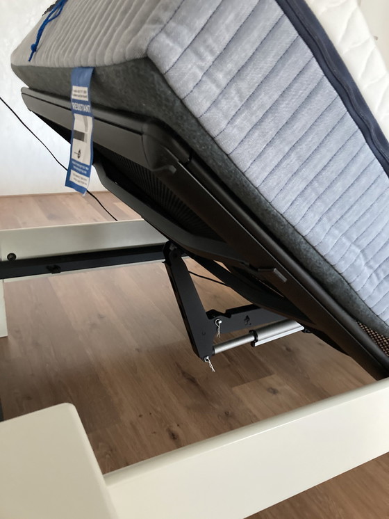 Image 1 of Auping Auronde 1-Personen-Bett und originelle Rückwand mit runden Schiebetürschränken, entworfen von Frans De La Haye.