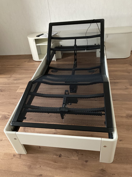 Auping Auronde 1-Personen-Bett und originelle Rückwand mit runden Schiebetürschränken, entworfen von Frans De La Haye.