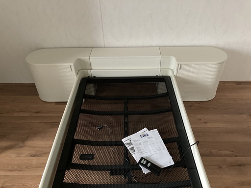Auping Auronde 1-Personen-Bett und originelle Rückwand mit runden Schiebetürschränken, entworfen von Frans De La Haye.